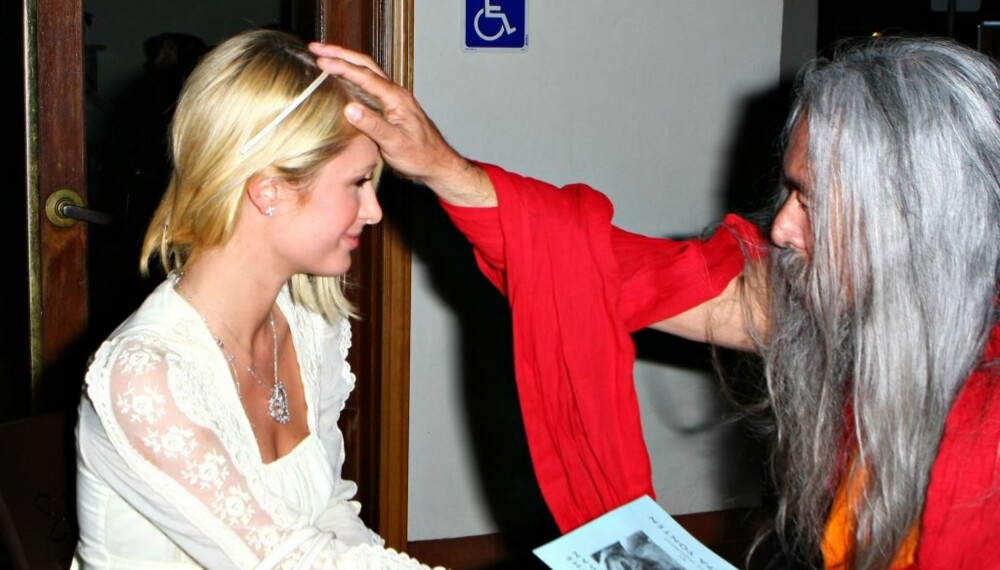 Paris Hilton blir velsignet av sin spirituelle veileder Paris Hilton blir velsignet av sin spirituelle veileder