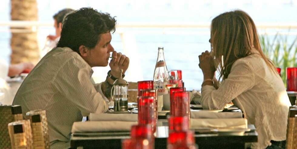 PÅ DATE: Jennifer og John nyter et måltid, og hverandre PÅ DATE: Jennifer og John nyter et måltid, og hverandre
