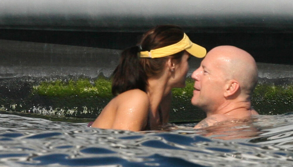 Bruce Willis på ferie med sin nye flamme. Bruce Willis på ferie med sin nye flamme.