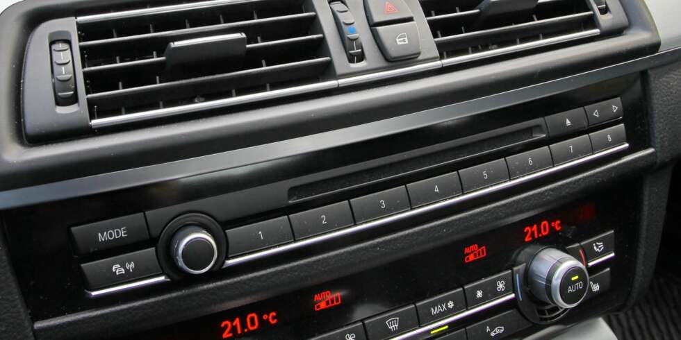 AC: Nesten alle nye biler leveres i dag med aircondition. Og i alle disse danner det seg mugg, sopp og bakterier. Foto: Terje Bjørnsen AC: Nesten alle nye biler leveres i dag med aircondition. Og i alle disse danner det seg mugg, sopp og bakterier. Foto: Terje Bjørnsen