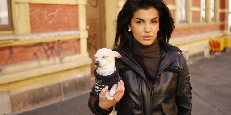 Aylar Lie med hunden Amanda Aylar Lie med hunden Amanda