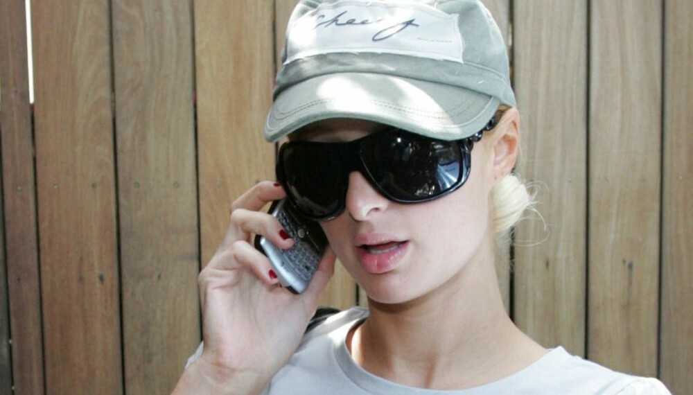 Paris Hilton snakker i telefonen Paris Hilton snakker i telefonen
