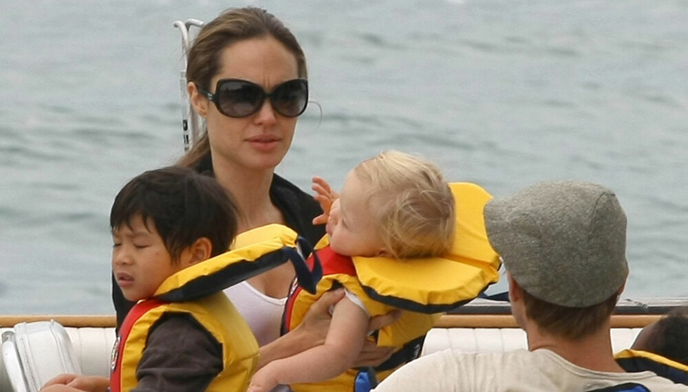 Angelina Jolie, Brad Pitt, Shiloh og Pax Thien på båttur. Angelina Jolie, Brad Pitt, Shiloh og Pax Thien på båttur.