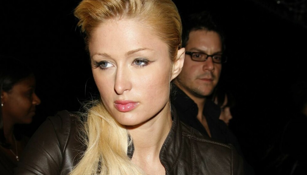 Paris Hilton med svart skinnjakke Paris Hilton med svart skinnjakke