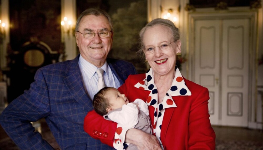 Dronning Margrethe og prins Henrik med "lillepigen" Dronning Margrethe og prins Henrik med "lillepigen"