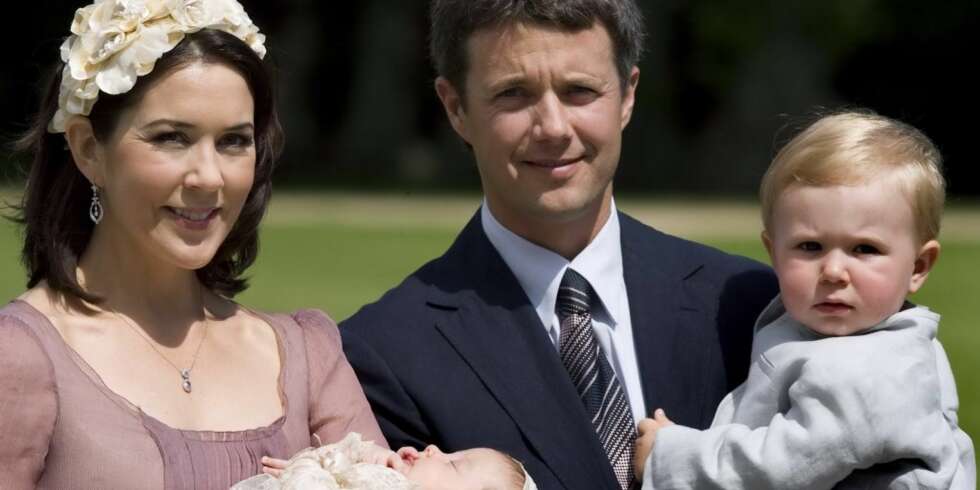 Kronprins Frederik og kronprinsesse Mary med barna Isabella og Christian Kronprins Frederik og kronprinsesse Mary med barna Isabella og Christian