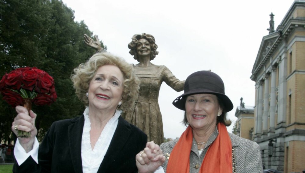 Dronning Sonja avduket statue av Wenche Foss Dronning Sonja avduket statue av Wenche Foss