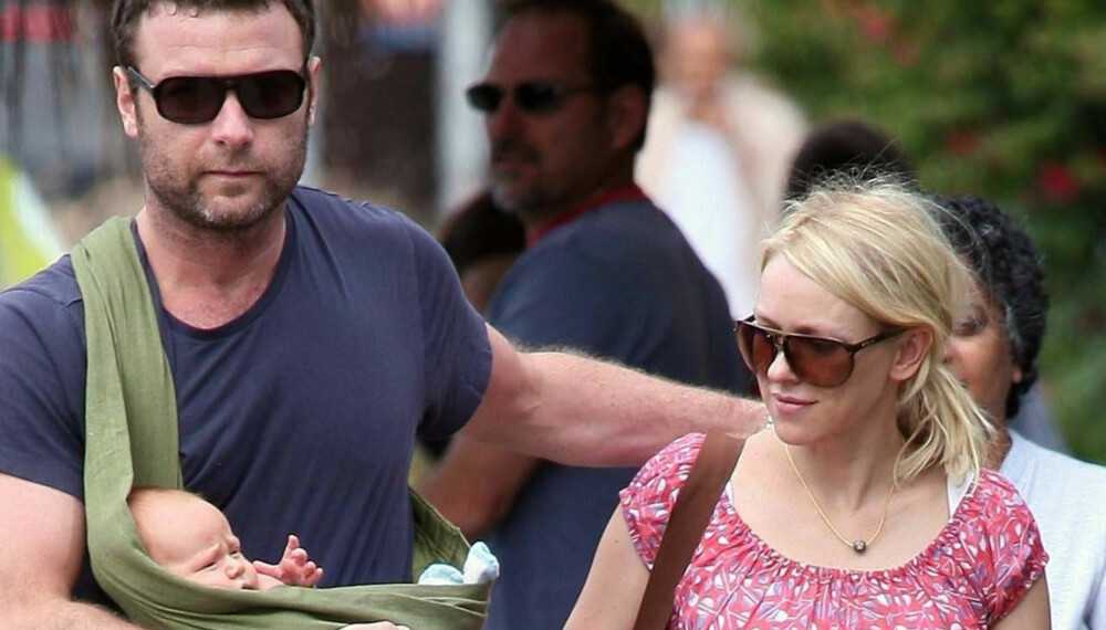 Naomi Watts, ektemannen Liev Shreiber og sønnen Alexander Pete. Naomi Watts, ektemannen Liev Shreiber og sønnen Alexander Pete.