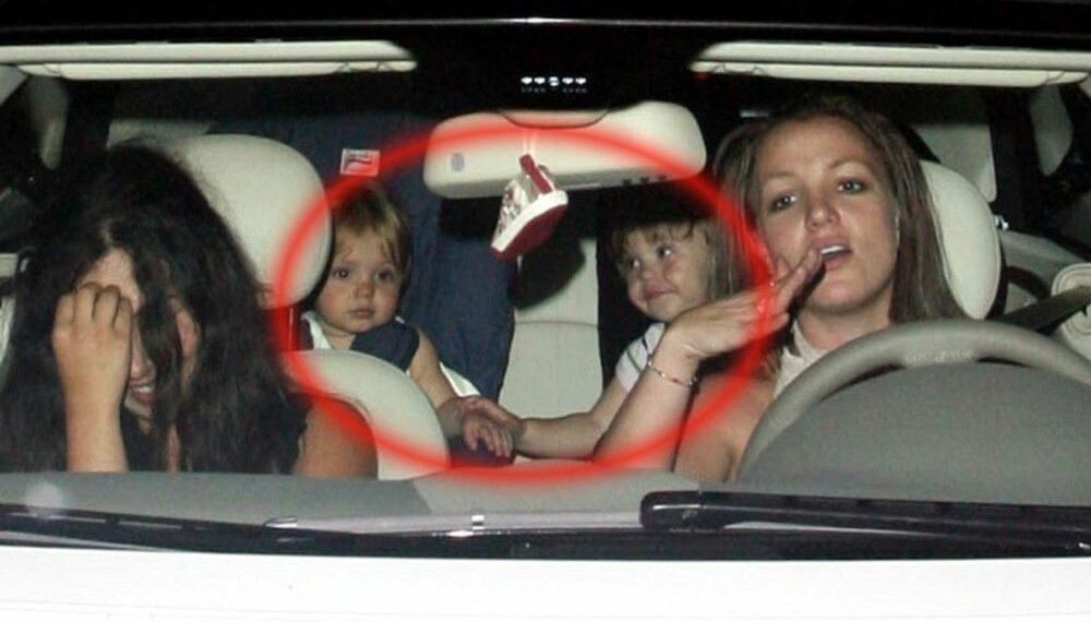 Sean Preston og Jayden James klamrer seg til hverandre når mamma Britney kjører Sean Preston og Jayden James klamrer seg til hverandre når mamma Britney kjører