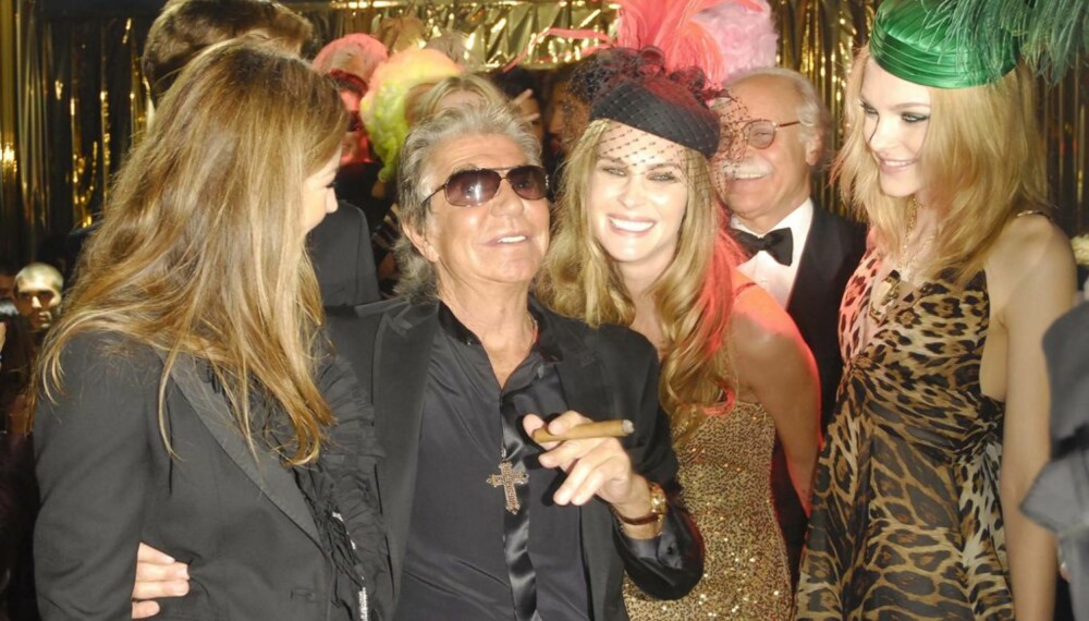 Roberto Cavalli med Eva Cavalli og modellene Erin Wasson og Jessica Stam Roberto Cavalli med Eva Cavalli og modellene Erin Wasson og Jessica Stam