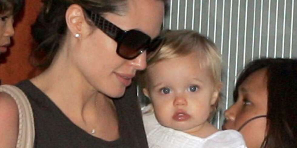 Angelina Jolie med datteren Shiloh på armen Angelina Jolie med datteren Shiloh på armen