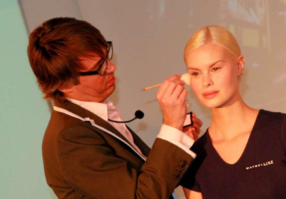 NORGESBESØK:Her blir tidligere vinner av Top Model, Therese Haugsnes, sminket av Troy Surrat. NORGESBESØK:Her blir tidligere vinner av Top Model, Therese Haugsnes, sminket av Troy Surrat.
