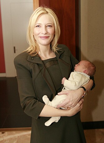 Cate Blanchett med sin nyfødte sønn Cate Blanchett med sin nyfødte sønn