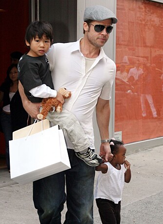 Brad Pitt med Pax og Zahara Brad Pitt med Pax og Zahara