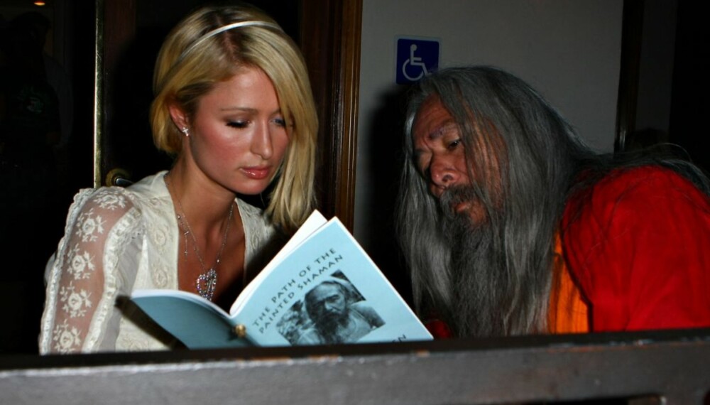 Paris Hilton blir veiledet av sin sjaman Paris Hilton blir veiledet av sin sjaman