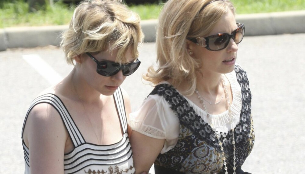 Michelle Williams og Kate Ledger i Heath Ledgers begravelse Michelle Williams og Kate Ledger i Heath Ledgers begravelse