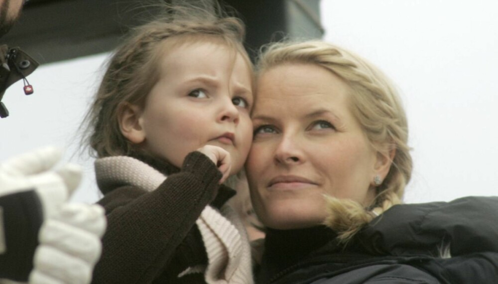 Kongefamilien i Holmenkollen: Ingrid Alexandra og Mette-Marit Kongefamilien i Holmenkollen: Ingrid Alexandra og Mette-Marit