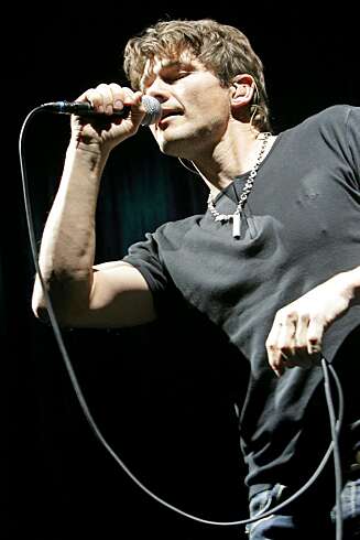 I KJENT POSITUR: Morten Harket gjør det han kan best I KJENT POSITUR: Morten Harket gjør det han kan best