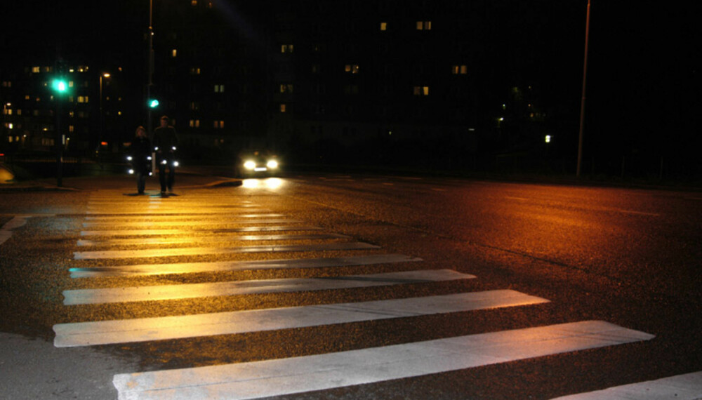 Uten reflekser hadde de to fotgjengerne vært nesten usynlige. Foto: Newswire Uten reflekser hadde de to fotgjengerne vært nesten usynlige. Foto: Newswire