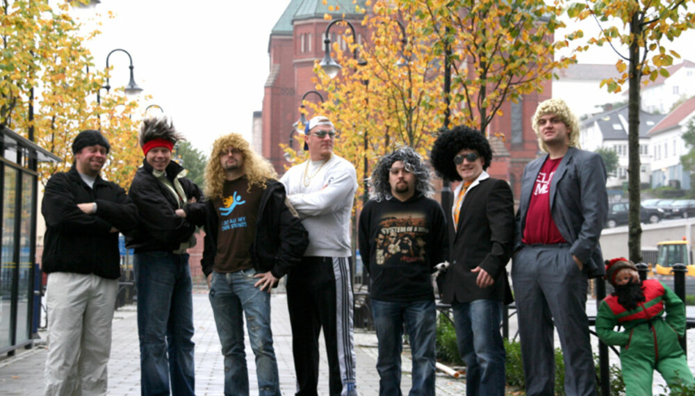 V-ting. Web-masterne Rune og Bjørn (f.v.), skuespillerne og løpeguttene Fredrik og Robert, Hagefestsjef Bjørn Ove, og action-ansvarlige Jon, Preben og Kim. V-ting. Web-masterne Rune og Bjørn (f.v.), skuespillerne og løpeguttene Fredrik og Robert, Hagefestsjef Bjørn Ove, og action-ansvarlige Jon, Preben og Kim.
