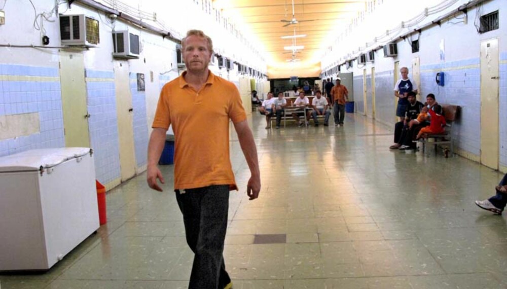 John André Olsen går gjennom hovedkorridoren i luksusavdelingen i Litoral-fengselet. Her er det ingen voktere. Mafiaen styrer alt. Foto: Gunnar Lier John André Olsen går gjennom hovedkorridoren i luksusavdelingen i Litoral-fengselet. Her er det ingen voktere. Mafiaen styrer alt. Foto: Gunnar Lier