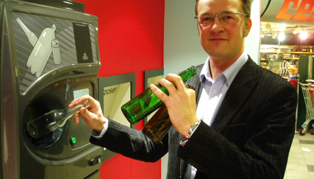 - Pant de tomme glassflaskene nå, bryggeriene trenger dem, oppfordrer Morten Sundell i Rentpack. (Foto: Dag Øyvind Olsen, Newswire). - Pant de tomme glassflaskene nå, bryggeriene trenger dem, oppfordrer Morten Sundell i Rentpack. (Foto: Dag Øyvind Olsen, Newswire).