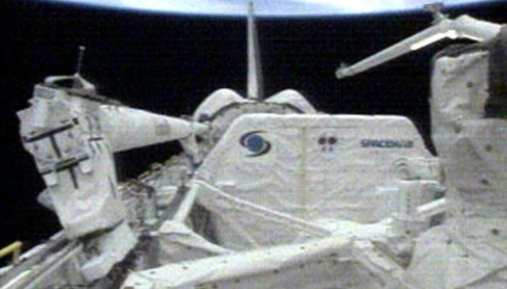 Bilde fra Discovery-fergen STS-116. Astronautene gjør seg klare for å "lande" ved den internasjonale romstasjonen. Foto: NASA TV Bilde fra Discovery-fergen STS-116. Astronautene gjør seg klare for å "lande" ved den internasjonale romstasjonen. Foto: NASA TV