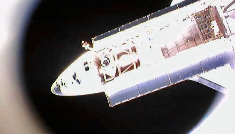 En satelitt tok dette bildet av Discovery-fergen i det den løsnet fra Den internasjonale romstasjonen og satte kurs mot jorden. Foto: DOD Space Test Program En satelitt tok dette bildet av Discovery-fergen i det den løsnet fra Den internasjonale romstasjonen og satte kurs mot jorden. Foto: DOD Space Test Program
