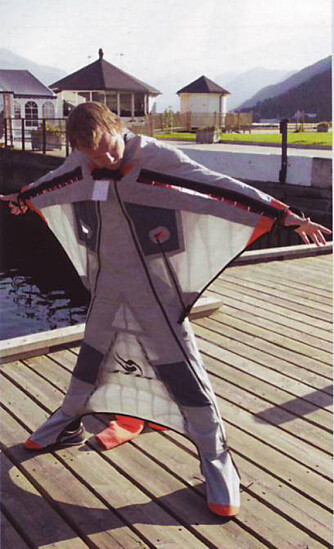 Jon Inge Hovda prøver wingsuiten på bakken. Se flere bilder i Vi Menn nr 40. Jon Inge Hovda prøver wingsuiten på bakken. Se flere bilder i Vi Menn nr 40.