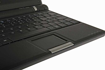 Tastaturet på Eee PC er ikke stort. Har du svære arbeidshender kan du nok glemme å skrive touch. Har du derimot noen lunde normale pølsefingre, kan du nok klare å skrive relativt raskt på PC-en. Tastaturet på Eee PC er ikke stort. Har du svære arbeidshender kan du nok glemme å skrive touch. Har du derimot noen lunde normale pølsefingre, kan du nok klare å skrive relativt raskt på PC-en.
