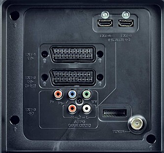 JVC LT-42DA8 har to HDMI-innganger og to SCART-kontakter, men PC-inngangen mangler. JVC LT-42DA8 har to HDMI-innganger og to SCART-kontakter, men PC-inngangen mangler.