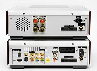 Philips MCD908 har omfattende tilkoblingsmuligheter, inkludert en HDMI-port. Philips MCD908 har omfattende tilkoblingsmuligheter, inkludert en HDMI-port.