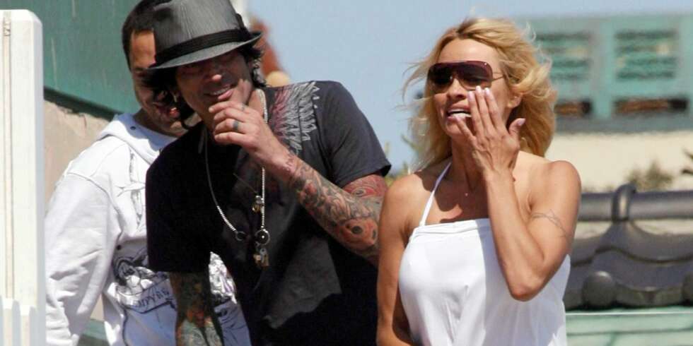 PÅ SLEP: Tommy Lee har mer eller mindre hengt etter Pamela Anderson siden skilsmissen i 1998. PÅ SLEP: Tommy Lee har mer eller mindre hengt etter Pamela Anderson siden skilsmissen i 1998.