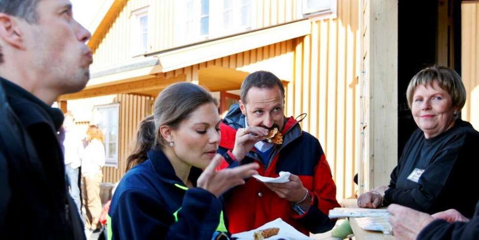 VAFFELPAUSE: tronarvingene koste seg med vafler mellom slagene. VAFFELPAUSE: tronarvingene koste seg med vafler mellom slagene.