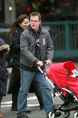 VIKTIG ROLLE: Matt Damon tar papparollen seriøst. Her med datteren Isabella. VIKTIG ROLLE: Matt Damon tar papparollen seriøst. Her med datteren Isabella.