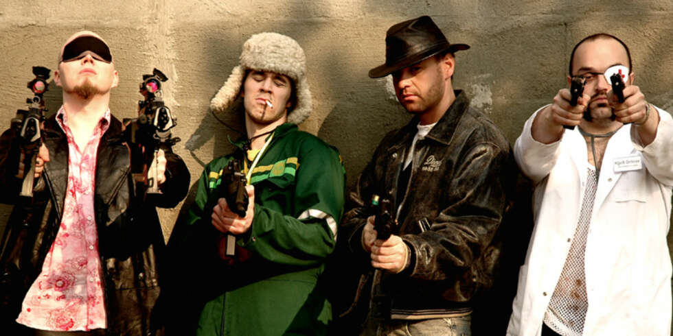 "The deadly sapmi assasination squad". Fra venstre: Crazy Beibifeit (Ørjan Gamst), Tampa Buljo (Martin Hykkeryd), Bud Light (Christian Reiertsen) og Dr. Kjell Driver (John Even Pedersen). "The deadly sapmi assasination squad". Fra venstre: Crazy Beibifeit (Ørjan Gamst), Tampa Buljo (Martin Hykkeryd), Bud Light (Christian Reiertsen) og Dr. Kjell Driver (John Even Pedersen).