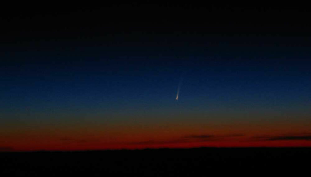Kometen rett etter solnedgang, sett fra 11 000 meter over Bjørnøya. Foto: Bo Andersen, Norsk Romsenter Kometen rett etter solnedgang, sett fra 11 000 meter over Bjørnøya. Foto: Bo Andersen, Norsk Romsenter