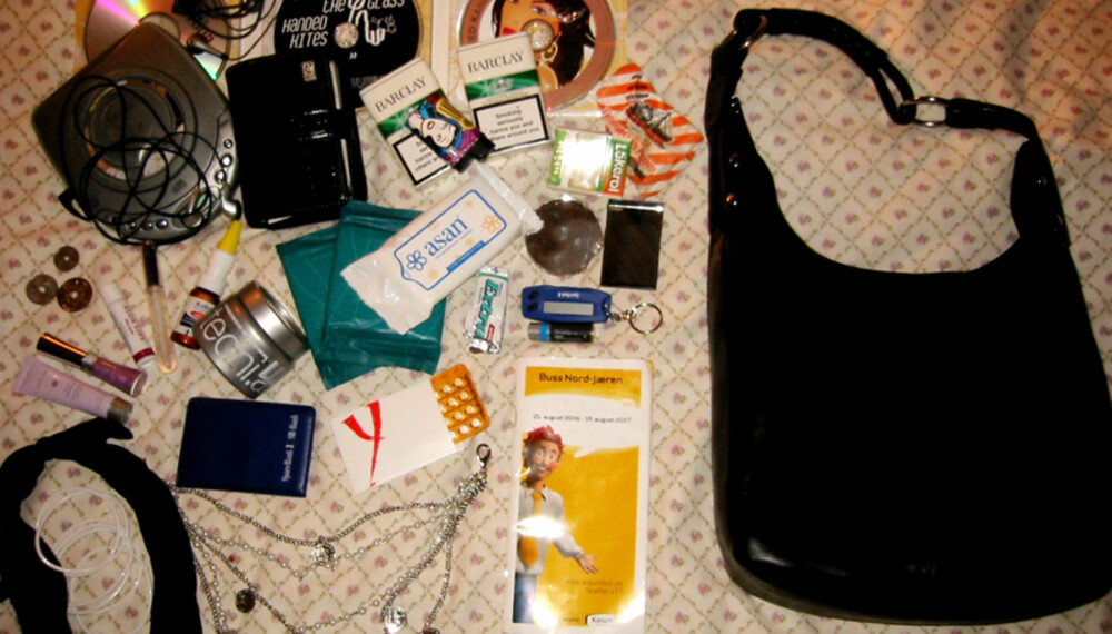 Carina: Helt UTROLIG hva jeg har fått plass til - og mer plass har eg nesten ikke! Dette er min hverdag, bare må ha det, dessverre: Røyk, fyr, lommebok, asan servietter, bind, discman og cd-er, hårvoks, leppepomade og lipgloss, nesespray, p-piller, smykke, hårbånd, armbånd, bussruter, småpenger, to speil, tyggis, drops, mini-ansiktskrem, handsfree og en bankdings. Carina: Helt UTROLIG hva jeg har fått plass til - og mer plass har eg nesten ikke! Dette er min hverdag, bare må ha det, dessverre: Røyk, fyr, lommebok, asan servietter, bind, discman og cd-er, hårvoks, leppepomade og lipgloss, nesespray, p-piller, smykke, hårbånd, armbånd, bussruter, småpenger, to speil, tyggis, drops, mini-ansiktskrem, handsfree og en bankdings.