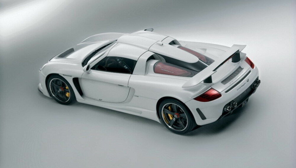 Gemballa Mirage GT har en velvoksen hekkvinge med integrert bremseflaps. Kjekt når det går fort. Gemballa Mirage GT har en velvoksen hekkvinge med integrert bremseflaps. Kjekt når det går fort.