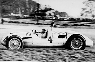 Tazio Nuvolari kjørte en Type D til seier i Grand Prix-løpet på britiske Donington Park i 1938. Tazio Nuvolari kjørte en Type D til seier i Grand Prix-løpet på britiske Donington Park i 1938.