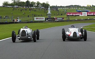 I 2001 returnerte en Auto Union Type C (til venstre) og en Type D til Donington Park. I 2001 returnerte en Auto Union Type C (til venstre) og en Type D til Donington Park.