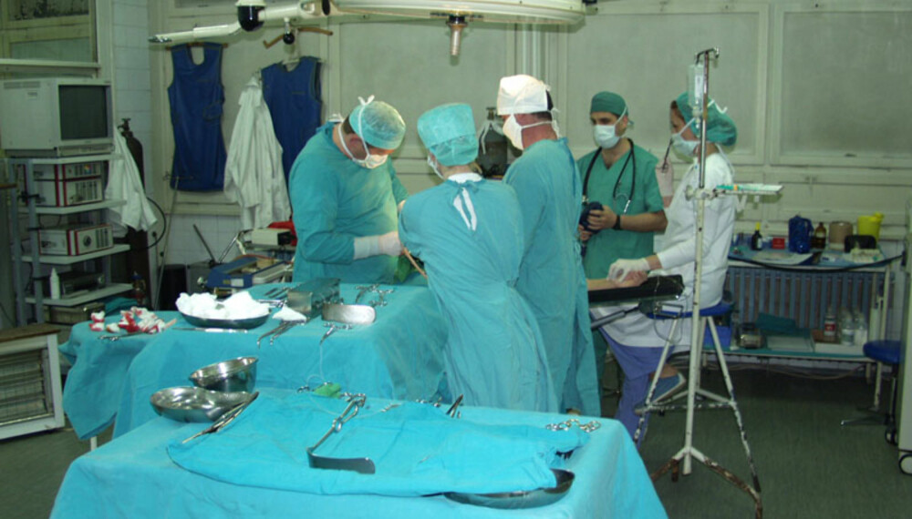 - Jeg giftet meg med henne kun fordi hun ligner litt på min første kone, sier Zhao Gang. Nå skal den nye kona på operasjonsbordet. Foto: Jyn Meyer - Jeg giftet meg med henne kun fordi hun ligner litt på min første kone, sier Zhao Gang. Nå skal den nye kona på operasjonsbordet. Foto: Jyn Meyer