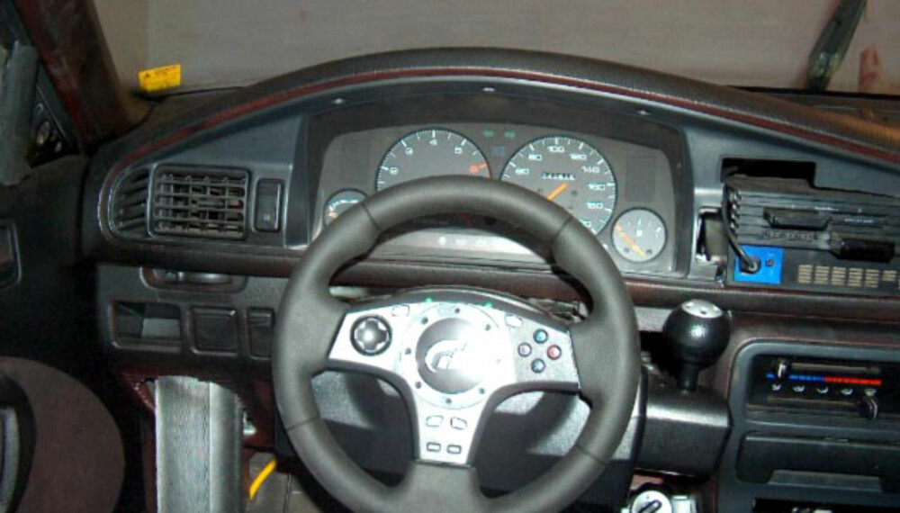 Her får du skikkelig rally-opplevelse. Ratt, gir og pedaler er koblet til PlayStation 2. Her får du skikkelig rally-opplevelse. Ratt, gir og pedaler er koblet til PlayStation 2.
