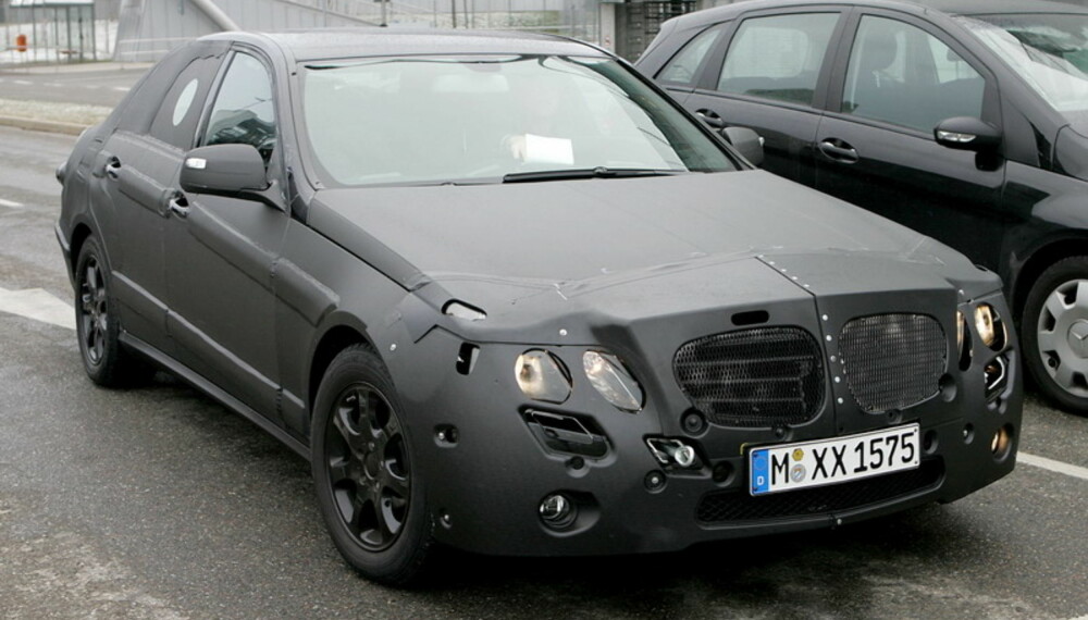 Fronten blir mer markant, med større grill og firkantede frontlys. Foto: Automedia Fronten blir mer markant, med større grill og firkantede frontlys. Foto: Automedia