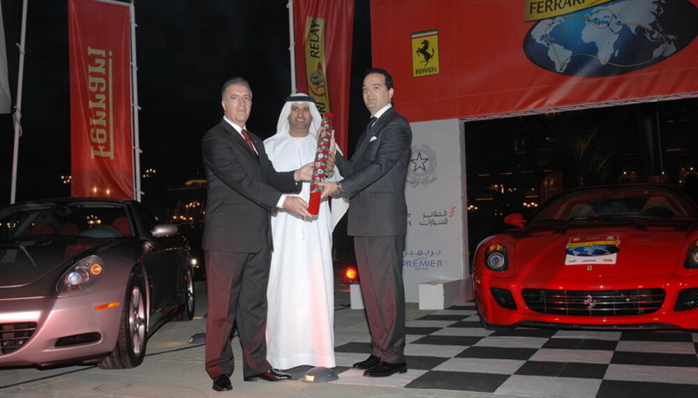 Ferraris visepresident og Enzo Ferraris sønn Piero Ferrari (t.v.) møter den italienske ambassadøren i Emiratene Paolo Dionisi (t.h.), og en av de største Ferrari- kundene i Gulfen, Saeed Al Tayer. Ferraris visepresident og Enzo Ferraris sønn Piero Ferrari (t.v.) møter den italienske ambassadøren i Emiratene Paolo Dionisi (t.h.), og en av de største Ferrari- kundene i Gulfen, Saeed Al Tayer.
