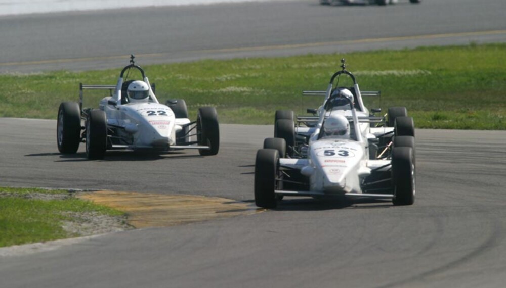 Atle Gulbrandsen i ledelse i Formula Dodge på Daytona i Florida mars 2004. Bak kommer Marco Andretti og John Michael Edwards. Foto: Egil Nordlien Atle Gulbrandsen i ledelse i Formula Dodge på Daytona i Florida mars 2004. Bak kommer Marco Andretti og John Michael Edwards. Foto: Egil Nordlien