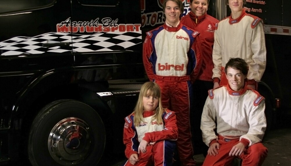 Aarvik Bil Motorsport. Bak: Jan Martin Helgetun (t.v.), teamsjef Ole Elling Årvik, og Nils Einar Sundberg. Foran: Sebastian Årvik (t.v.) og Daniel Nordgård. Linn Beate Kverkild var ikke tilstede ved fotograferingen. Foto: Nina K Sundberg Aarvik Bil Motorsport. Bak: Jan Martin Helgetun (t.v.), teamsjef Ole Elling Årvik, og Nils Einar Sundberg. Foran: Sebastian Årvik (t.v.) og Daniel Nordgård. Linn Beate Kverkild var ikke tilstede ved fotograferingen. Foto: Nina K Sundberg