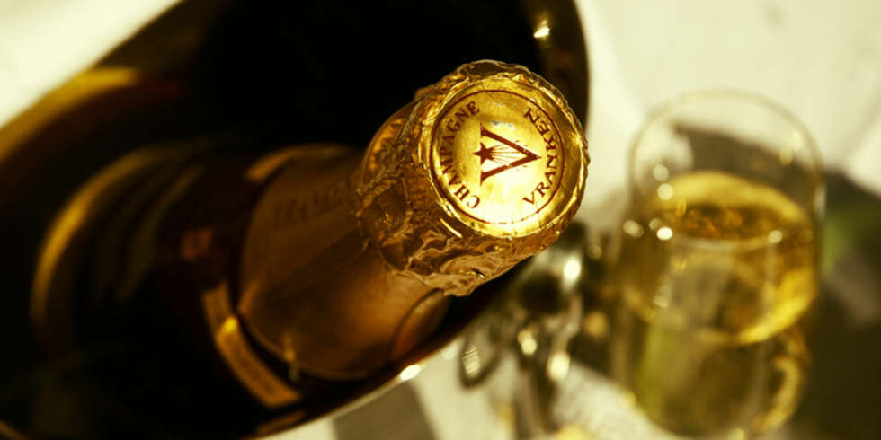 "Champagne! Ved seier fortjener man det; ved tap trenger man det" - Napoleon. "Champagne! Ved seier fortjener man det; ved tap trenger man det" - Napoleon.