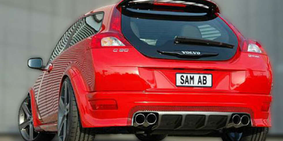 Vingen er original fra Volvo, mens støtfangeren med diffuser og de doble eksosutblåsene leveres fra tuneren. Vingen er original fra Volvo, mens støtfangeren med diffuser og de doble eksosutblåsene leveres fra tuneren.