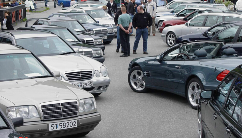 Mercedes-Benz Entusiastklubb-treffene samler mange mennesker, med alle Mercedes-Benz-modeller. Regn med en morsom helg på Gol. Mercedes-Benz Entusiastklubb-treffene samler mange mennesker, med alle Mercedes-Benz-modeller. Regn med en morsom helg på Gol.